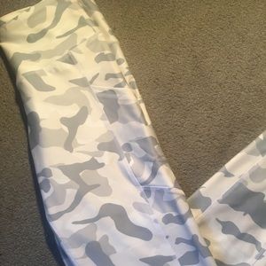 NWT CAMO white LEGGINGS MED